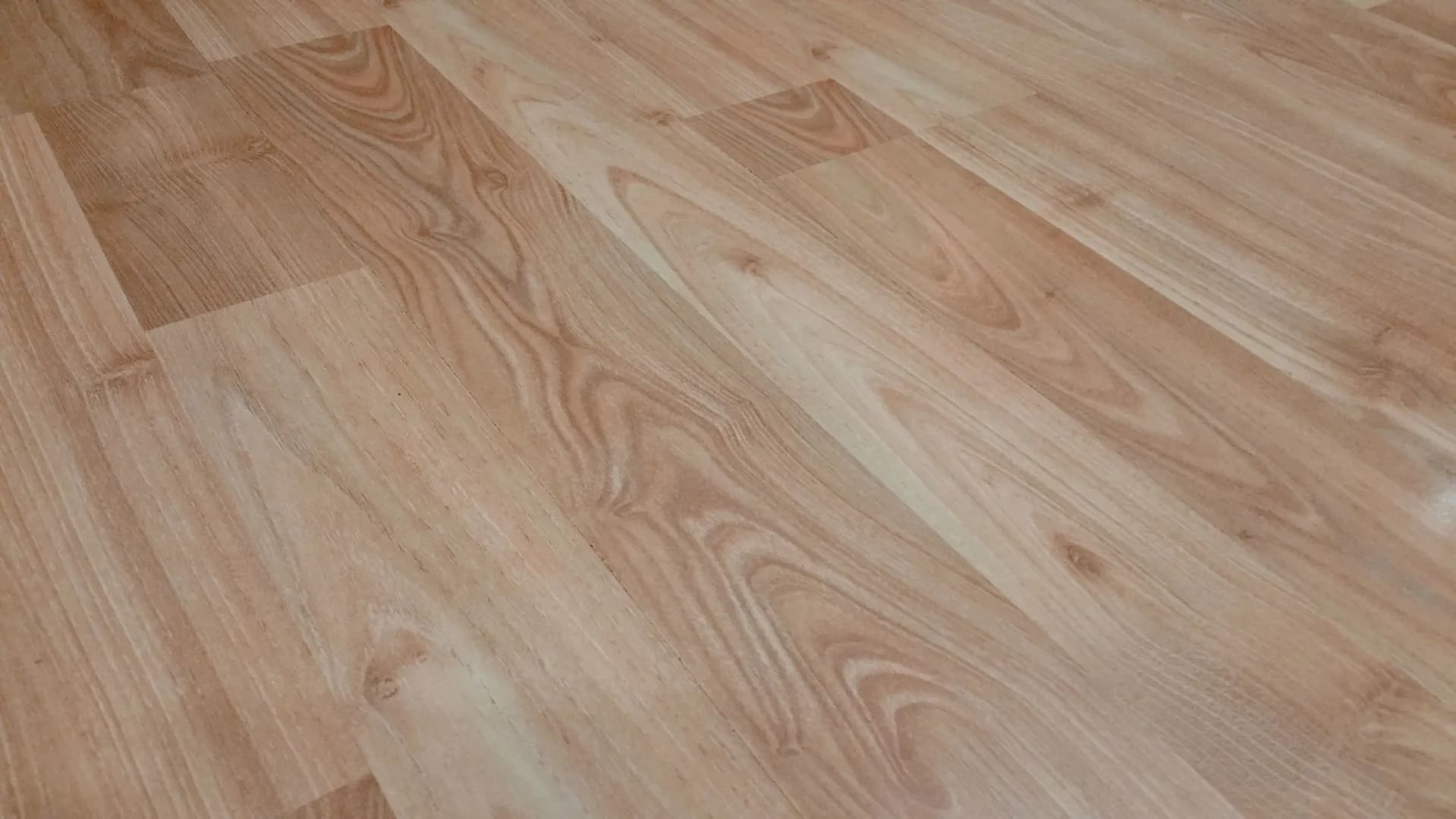 Hochwertige Holzböden: Parkett, Klebeparkett & Laminat Verlegung